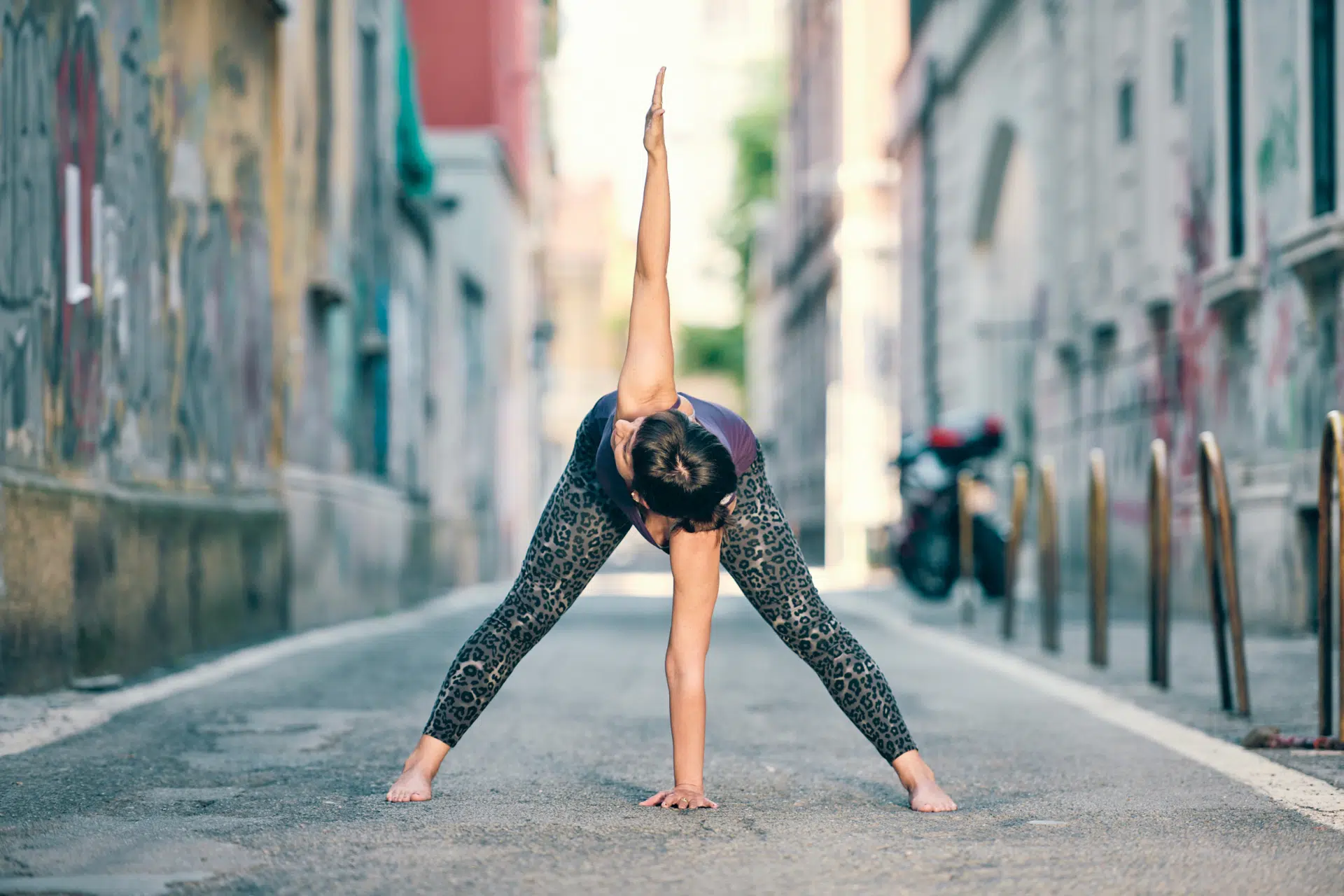 Ilaria Marino – yoga quartiere isola a milano Ilaria Marino fa un asana yoga in una via del quartiere Isola di Milano